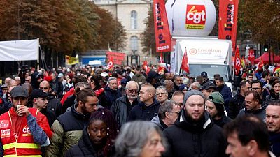 Francia enfrenta huelgas de refinerías y metro por la reforma de las pensiones