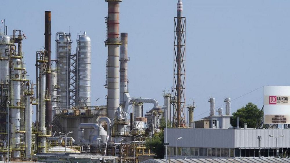 Ако се наложи, България се подготвя да овладее петролната рафинерия Лукойл