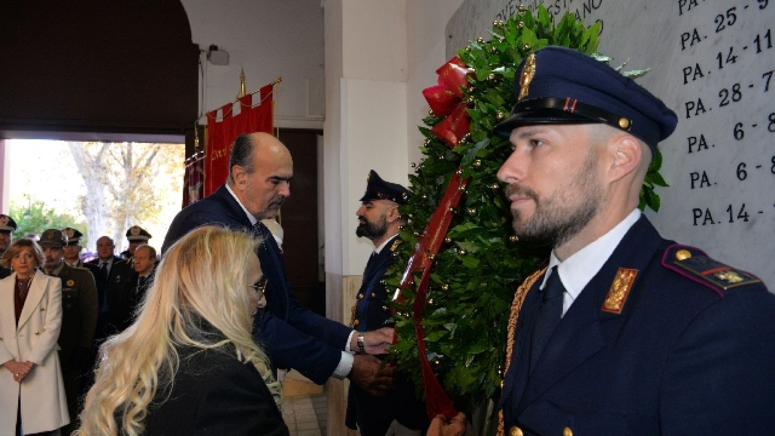 Insignito nel 1999 della Medaglia d'oro al valor civile