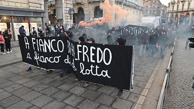 Un operatore Tg si è ferito mentre si allontanava dai botti