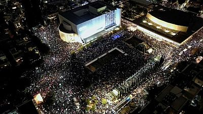 Decenas de miles de israelíes se manifiestan contra planes de reformas legales de Netanyahu Decenas de miles de israelíes se manifiestan contra planes de reformas legales de Netanyahu