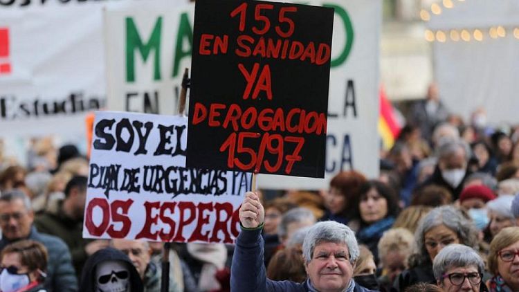 تظاهر عشرات الآلاف من موظفي الصحة الإسبان للمطالبة بتحسين أوضاعهم