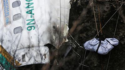 Encuentran las cajas negras del avión siniestrado en Nepal