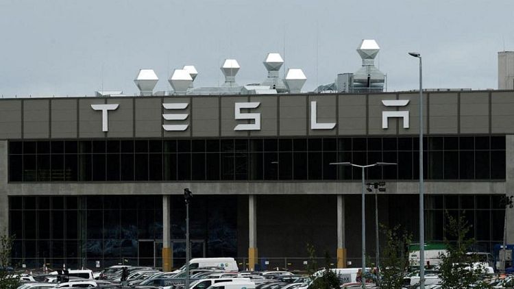 Sindicatos alemanes critican a Tesla por sus contratos y horas de trabajo