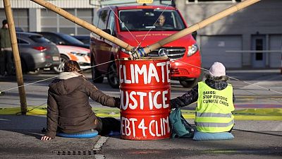 احتجاجات نشطاء المناخ تستهدف شركات النفط الكبري في منتدى دافوس