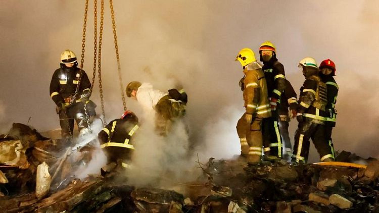 Aumentan a 40 los muertos tras ataque a un bloque de apartamentos en Ucrania