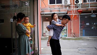 مصحح- عدد سكان الصين ينكمش للمرة الأولى منذ 1961