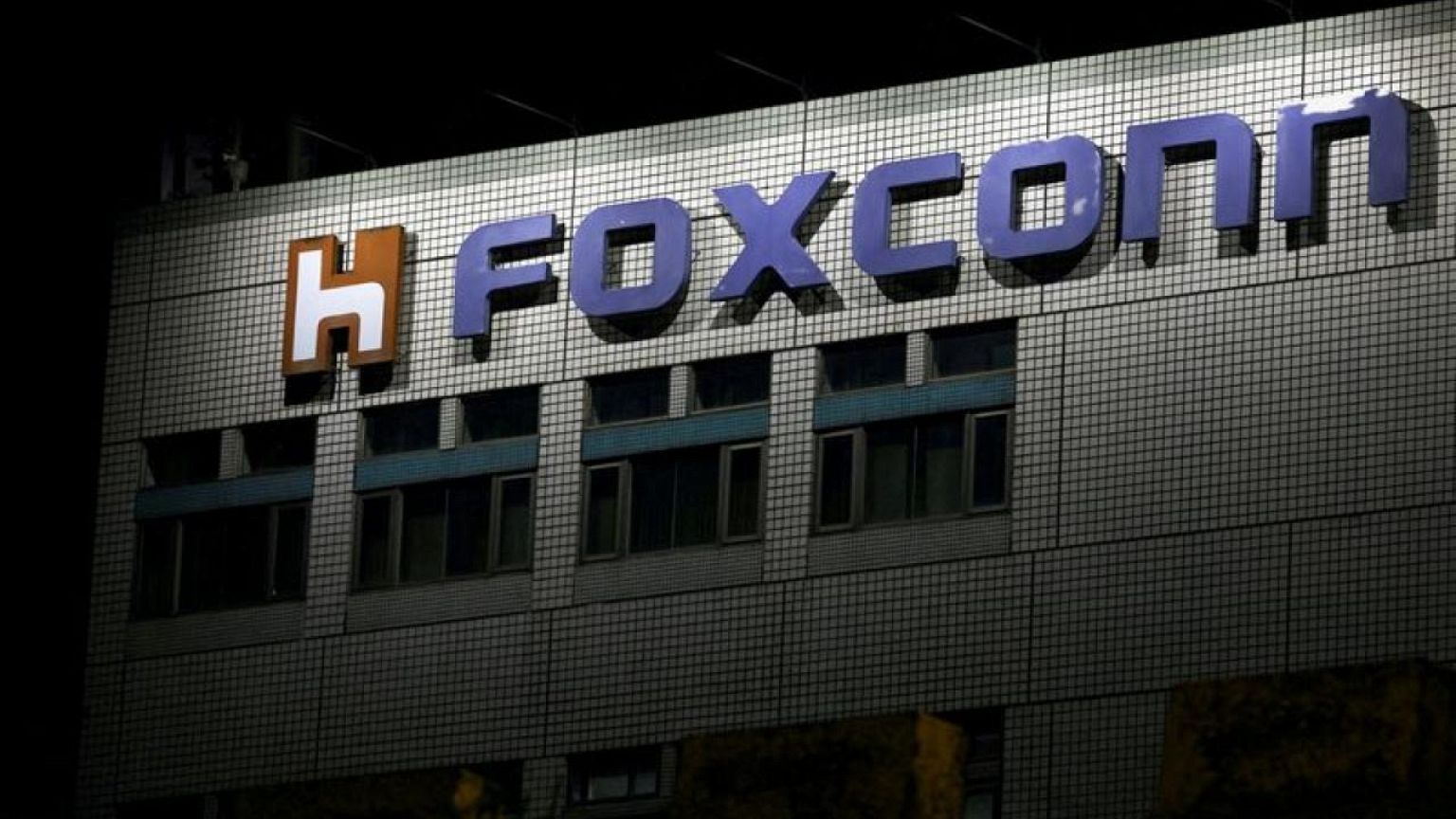 Taiwan fines Foxconn for unauthorised China investment