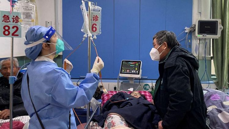 China dice que brotes de COVID han infectado al 80% de su población