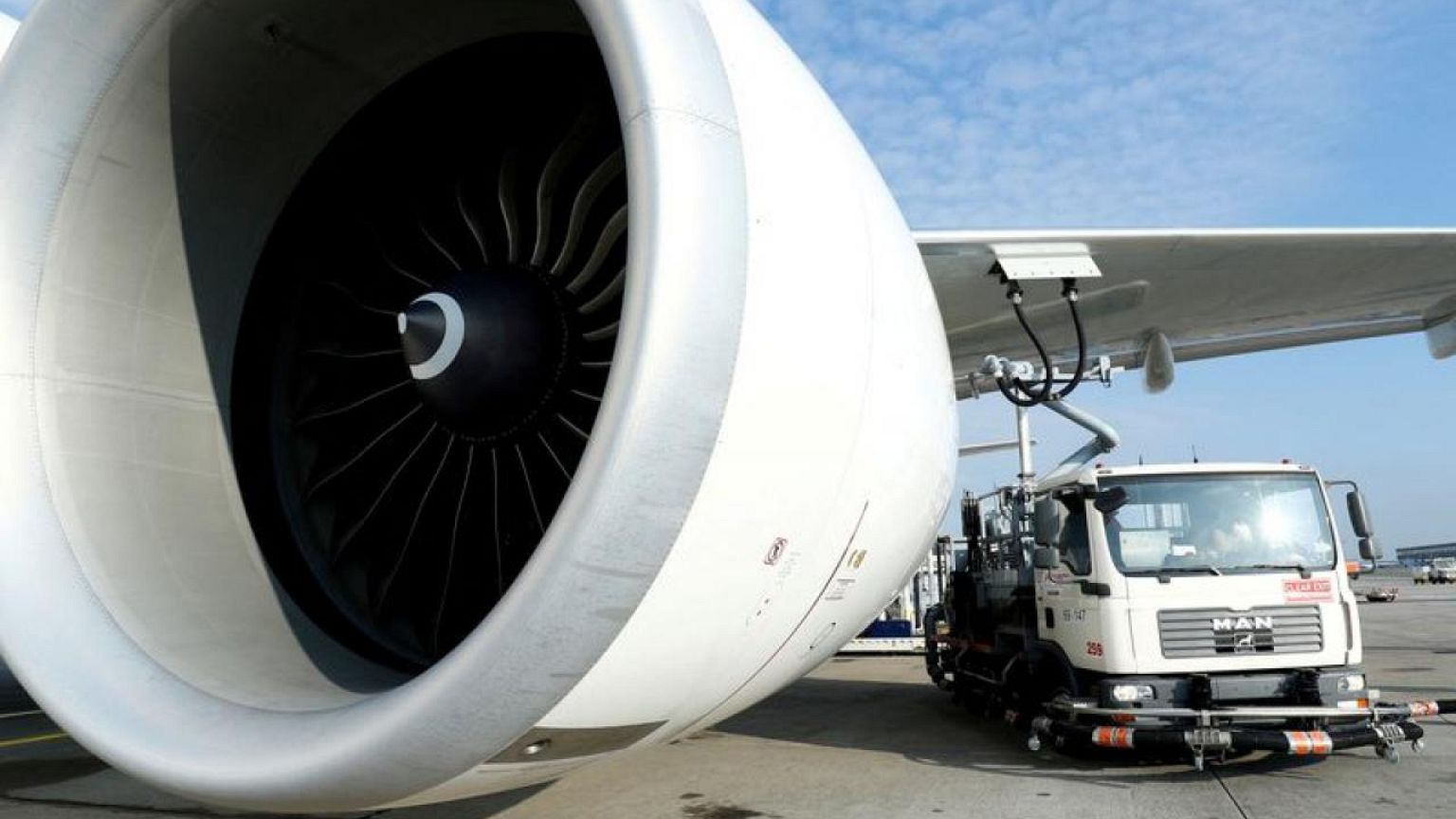 Las aerolíneas elogian el combustible ecológico pero se preguntan quién pagará