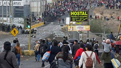 آلاف المتظاهرين يتجهون لعاصمة بيرو مع انتشار الاضطرابات