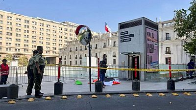 León muerto sorprende a transeúntes como parte de protesta frente a palacio presidencial en Chile
