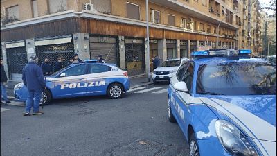 Indagine della polizia da tentati incendi in negozio a Torino