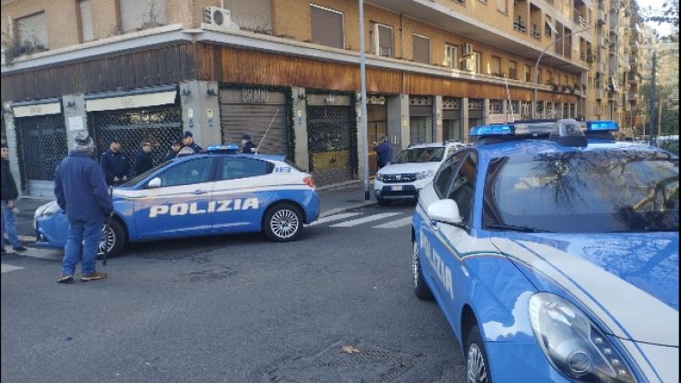 Indagine della polizia da tentati incendi in negozio a Torino