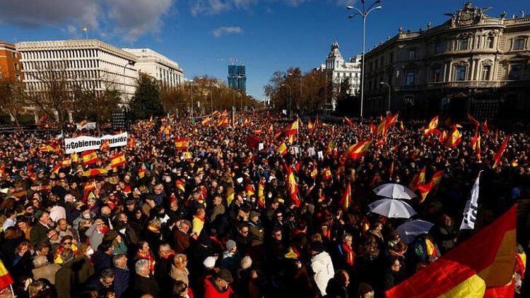 Miles de personas se unen a manifestación derechista contra el gobierno español