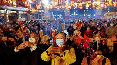 الصينيون يحتفلون ببداية العام القمري الجديد وسط ارتفاع في وفيات كوفيد