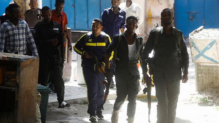 5 قتلى على الأقل في انفجار وهجوم عند مكتب رئيس بلدية مقديشو