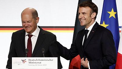 زعيما فرنسا وألمانيا يتجنبان التطرق لخلافات البلدين في قمة بباريس