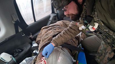 Un paramédico polaco atiende a soldados heridos en el frente de Ucrania