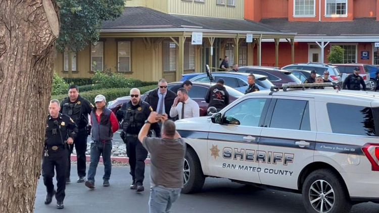 California se tambalea tras dos matanzas a tiros consecutivas