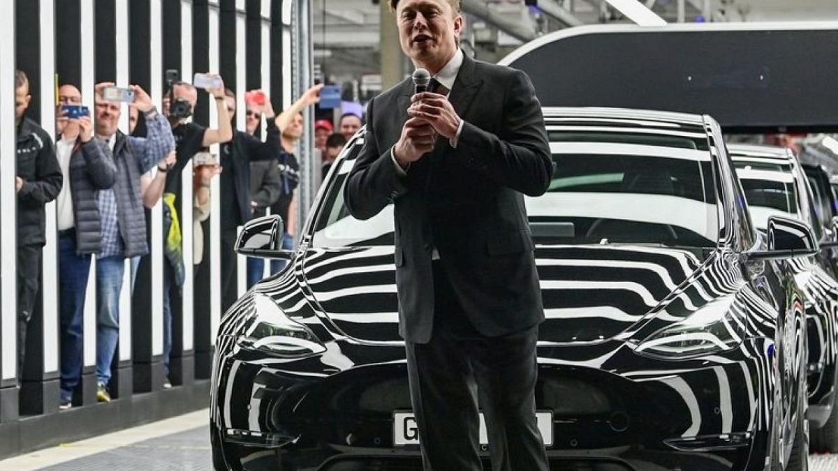 Musk takes stand for third day in trial over Tesla funding tweet | Euronews