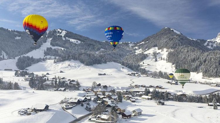 مدينة سويسرية تستضيف مهرجانا لمناطيد الهواء الساخن