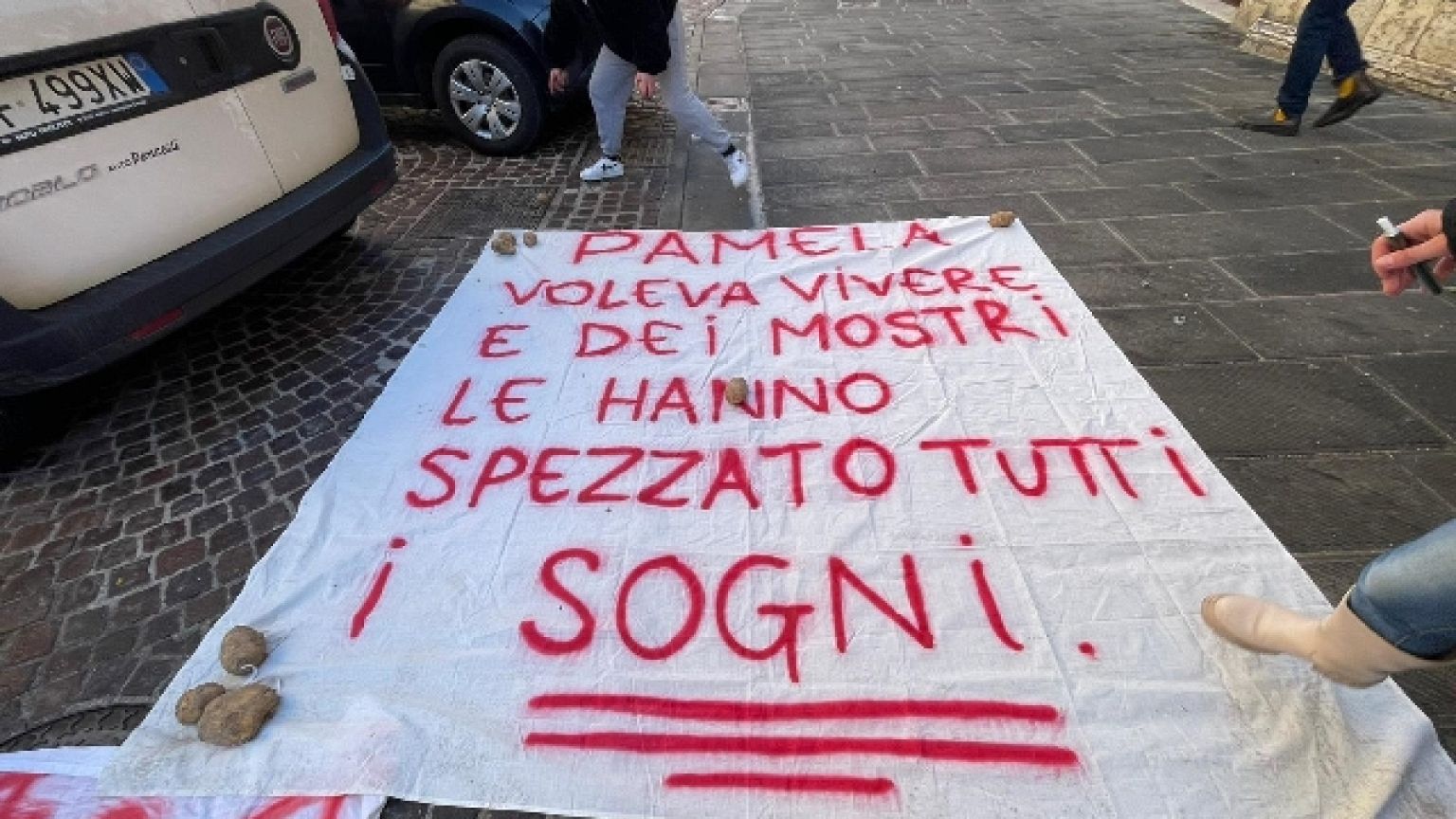 "Ecco come l'hanno ridotta" dice. Amici chiedono "giustizia"