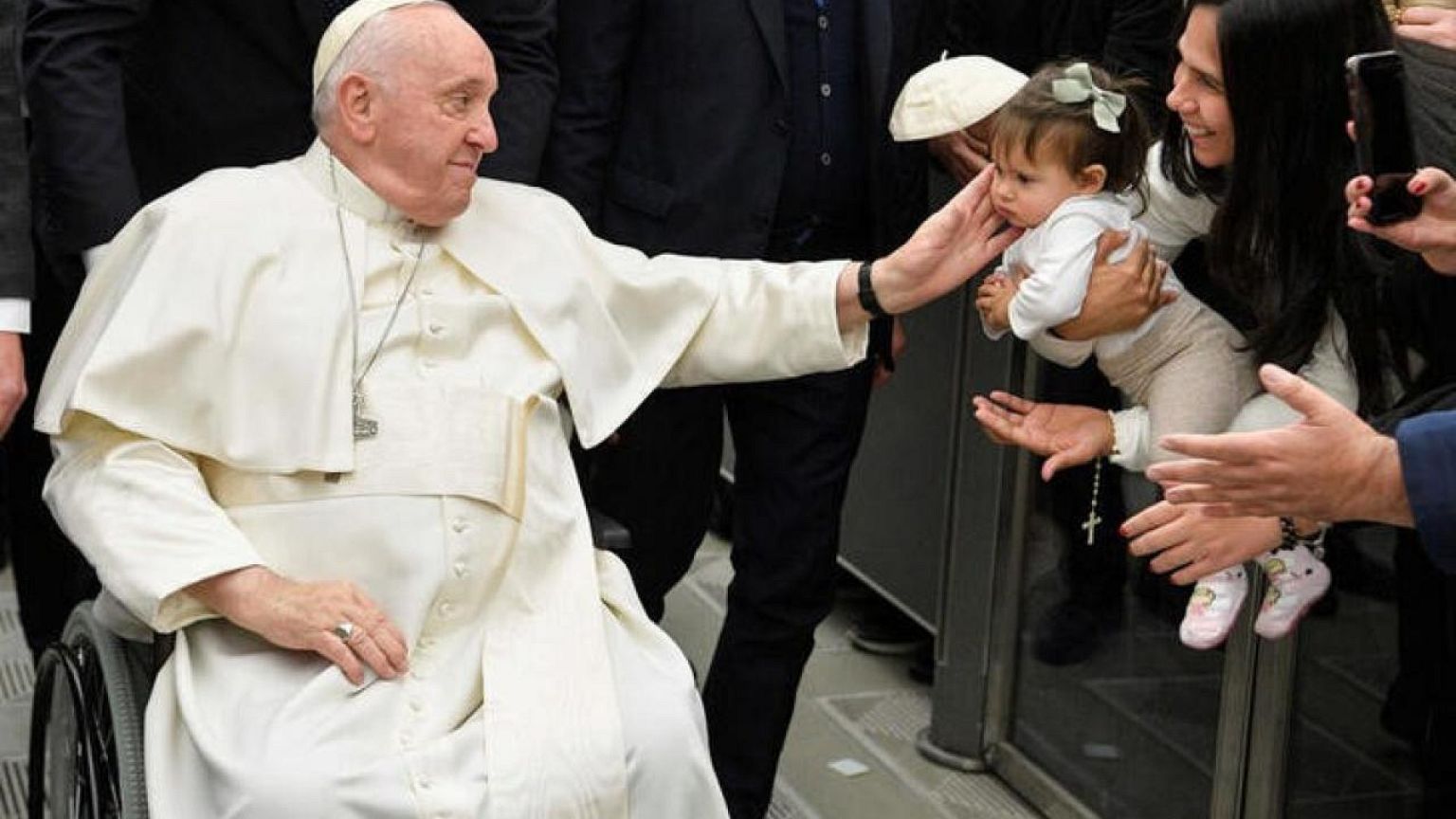 El Papa condena la negación del Holocausto mientras Australia estudia una visa para Kanye West