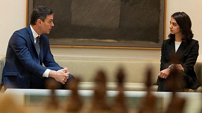 لاعبة شطرنج إيرانية شاركت في مسابقة بدون حجاب تجتمع مع رئيس وزراء إسبانيا