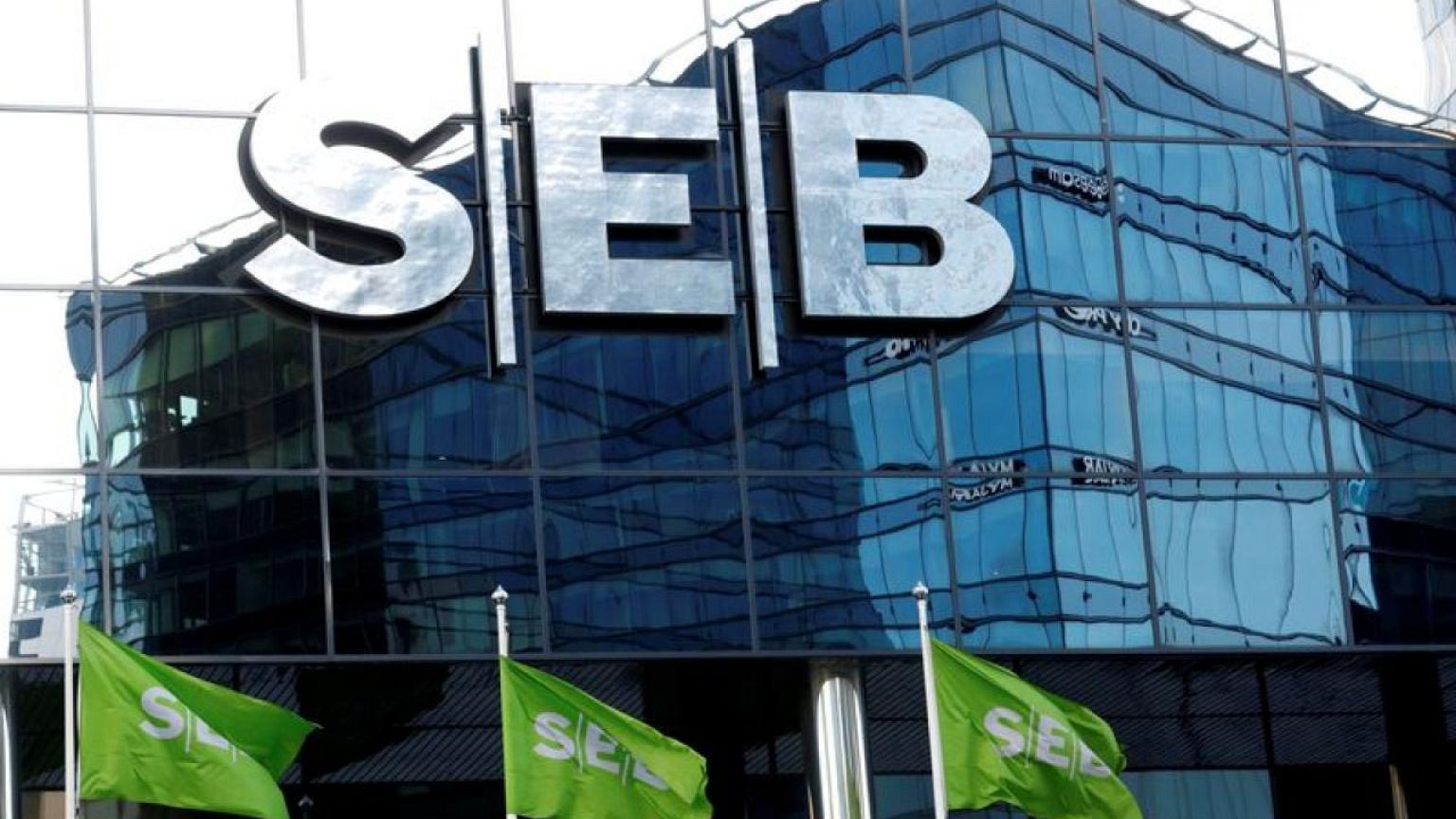 SEB-RESULTS:SEB beats profit forecasts helped by trading income, hikes dividend