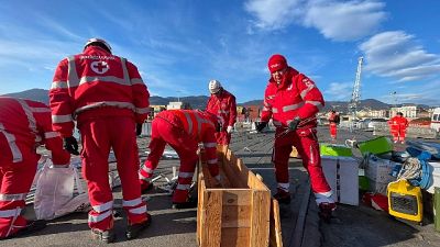 Allestite in banchina tende Croce Rossa per prima accoglienza Allestite in banchina tende Croce Rossa per prima accoglienza