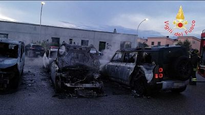 Incendio si è sprigionato da una delle vetture. Indaga Polizia. Incendio si è sprigionato da una delle vetture. Indaga Polizia.