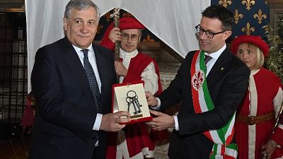 Il sindaco Nardella consegna il riconoscimento al ministro