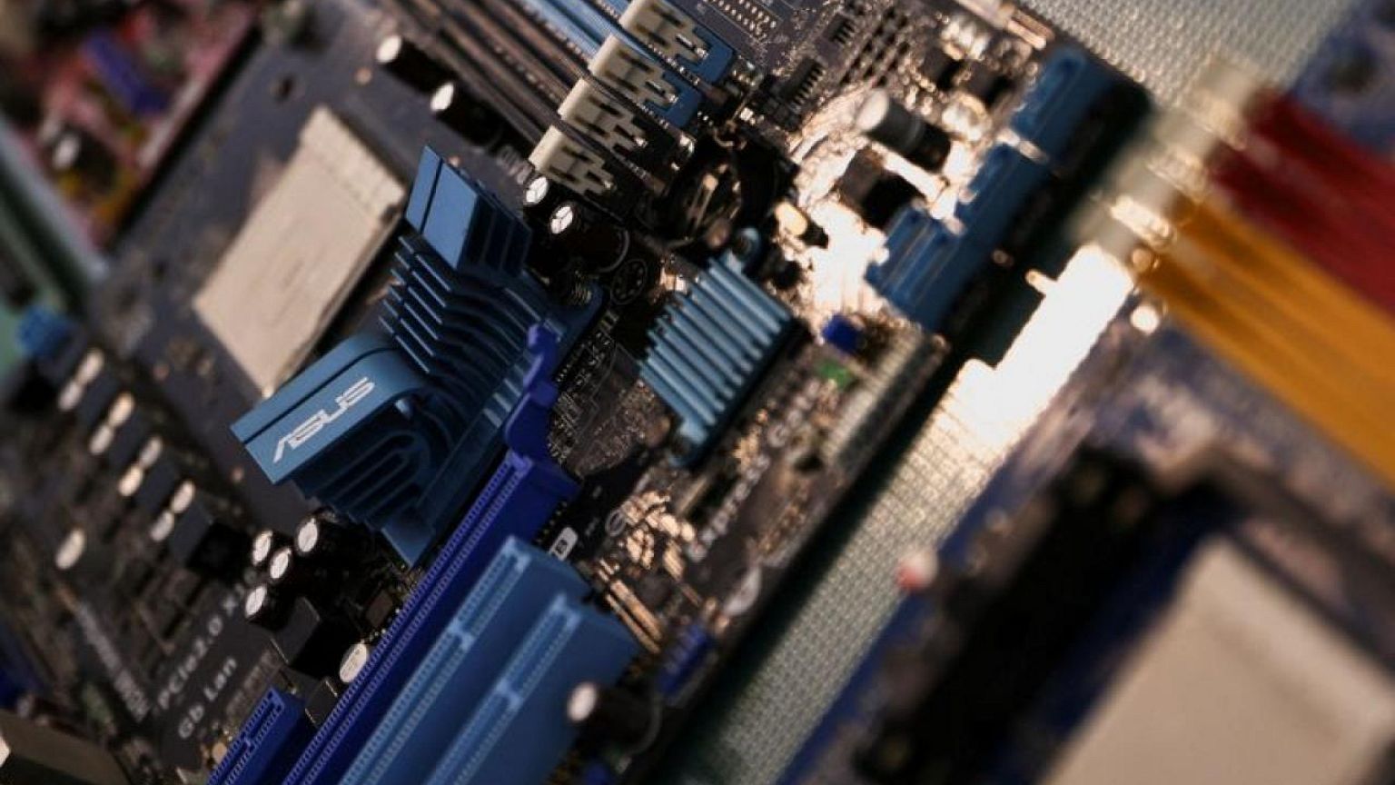 CHINA-CHIPS-EQUIPMENT:Factbox-Chinese chipmakers caught in U.S.-China tech spat