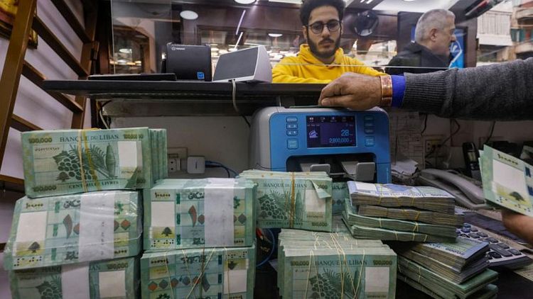 LEBANON-CURRENCY-EA4:النقد يتربع على عرش الاقتصاد في لبنان وسط انهيار القطاع المصرفي