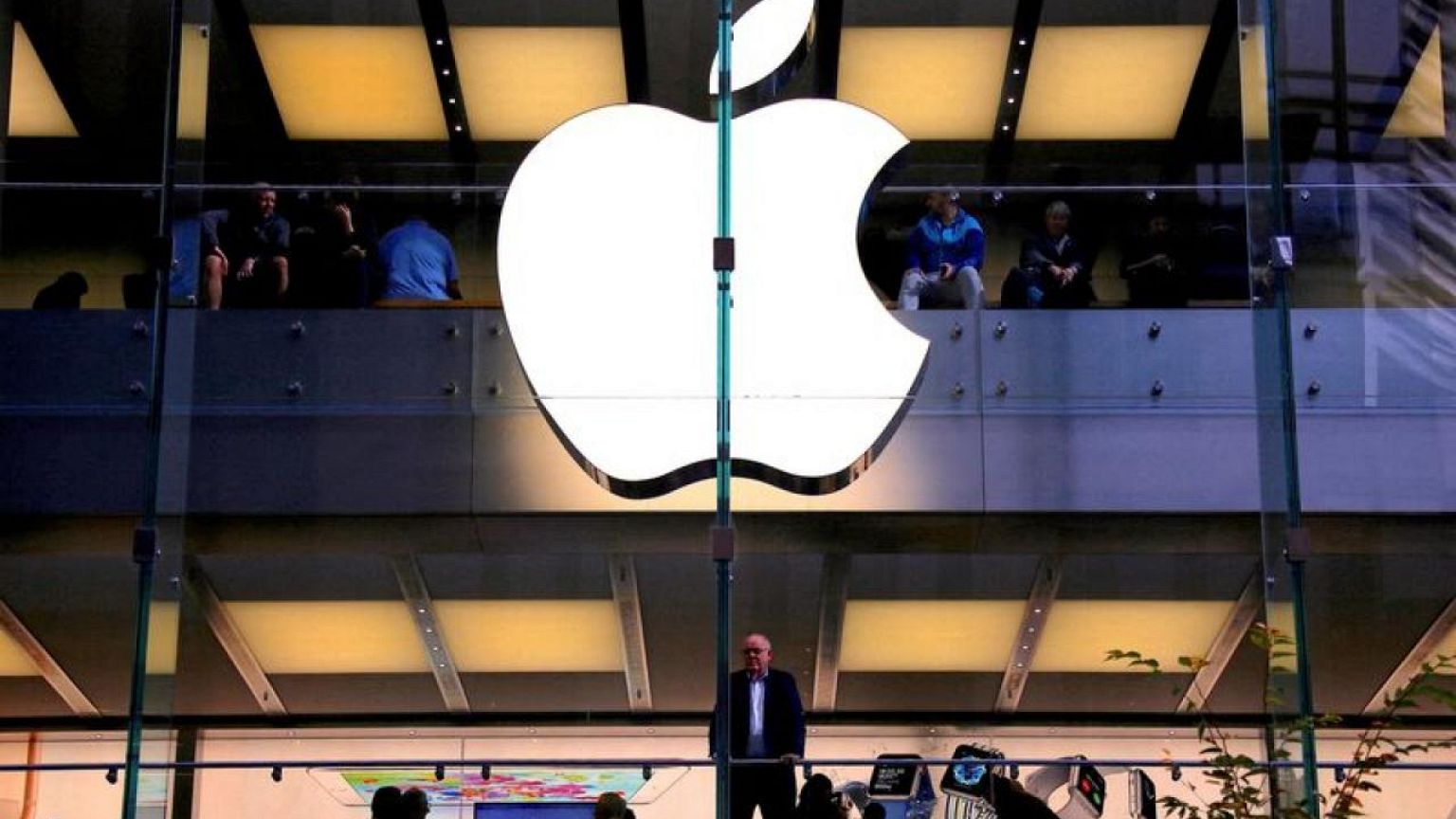 USA-STOCKS-BIG-TECH:Tech trillion club's wobble in four charts 