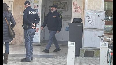 Sul posto poliziotti e artificieri per i controlli Sul posto poliziotti e artificieri per i controlli