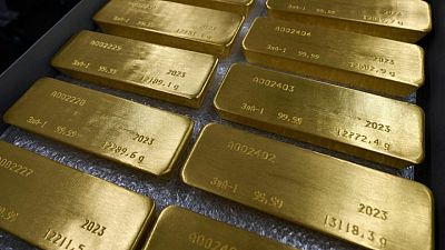 MERCADOS-METALES-PRECIOSOS:El oro baja mientras los inversores se preparan para la decisión de la Fed