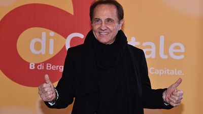 Con lui moglie e figlio, 3 banditi prendono gioielli e orologi Con lui moglie e figlio, 3 banditi prendono gioielli e orologi
