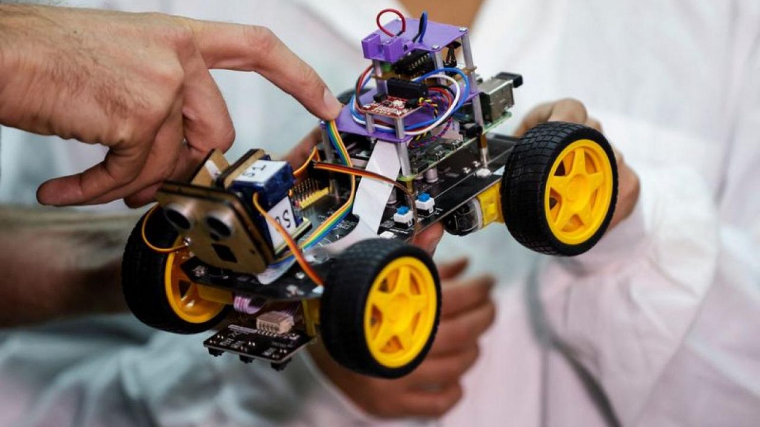 SCIENCE-ISRAEL-SNIFFING-ROBOT:Israeli scientists develop sniffing robot with locust antennae 
