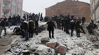TURQUIA-TERREMOTO-NIEVE:Familias turcas piden ayuda para encontrar a sus seres queridos entre los escombros y la nieve