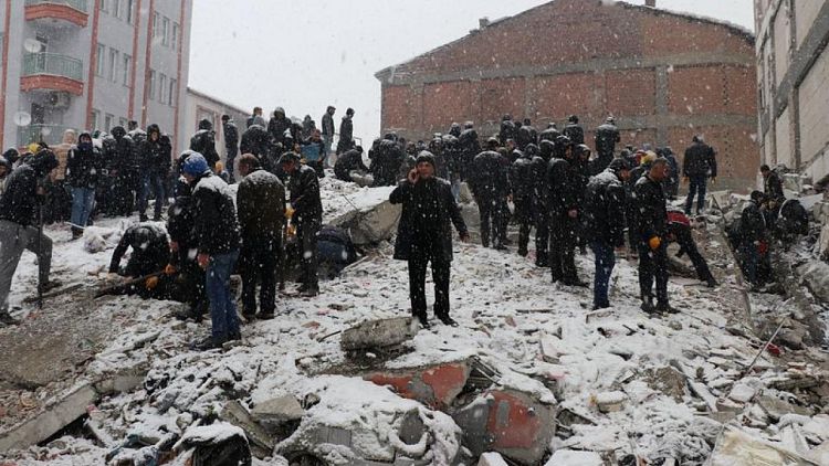 TURQUIA-TERREMOTO-NIEVE:Familias turcas piden ayuda para encontrar a sus seres queridos entre los escombros y la nieve