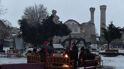 TURKEY-RELATIVES-EA4:أقارب ضحايا زلزال تركيا يتوسلون لمساعدتهم في إنقاذ ذويهم من تحت أنقاض تغطيها الثلوج