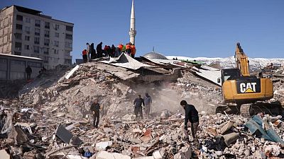 TURKEY-QUAKE-BODIES:Amid rows of bodies, Turks check for relatives one by one after earthquake