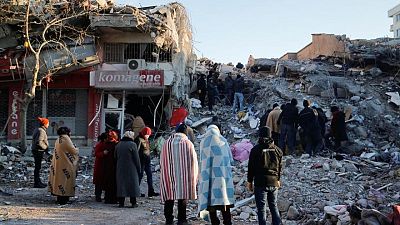 TURKEY-QUAKE-DEATHS-SS5:وسط صفوف الجثث.. الأتراك يبحثون عن أقاربهم بين ضحايا الزلزال