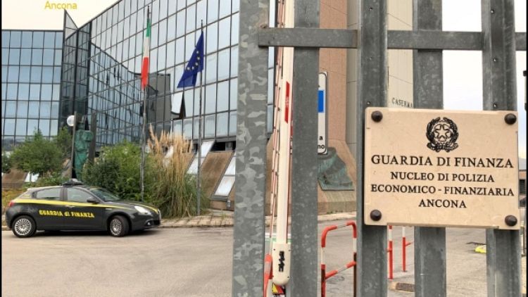 Finanza Ancona-Procura Fermo, 'caporale' gestiva 50 lavoratori