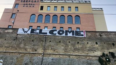 Associazioni espongono striscione "Welcome"