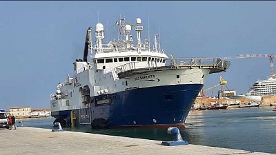 Nave Medici senza frontiere con 48 naufraghi tra cui 9 minori Nave Medici senza frontiere con 48 naufraghi tra cui 9 minori