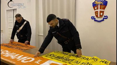 Cinque attivisti bloccano traffico a Milano, portati in caserma Cinque attivisti bloccano traffico a Milano, portati in caserma