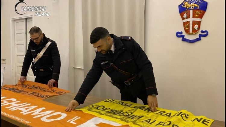 Cinque attivisti bloccano traffico a Milano, portati in caserma